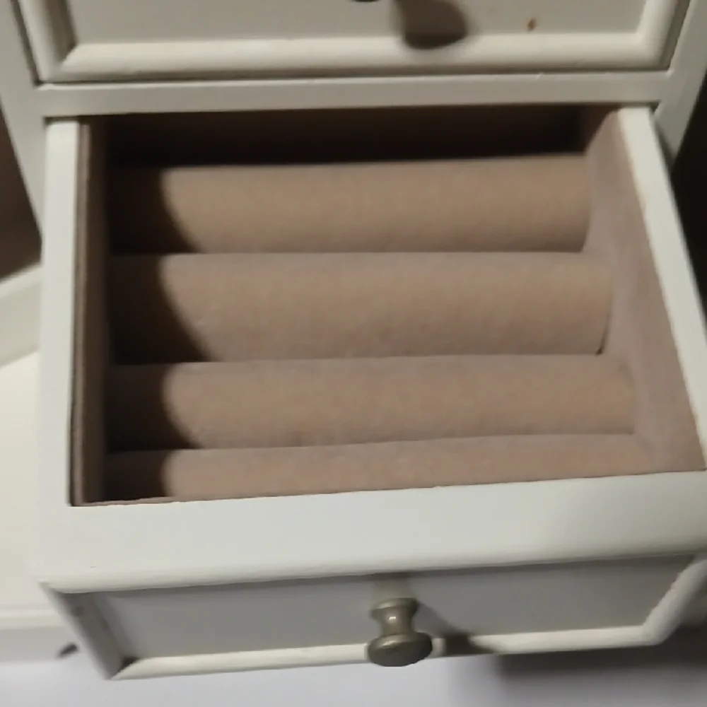 Kohl's White Jewelry Organizer with Classic Design